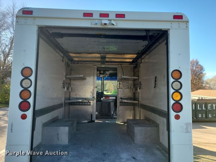 image for item LJ9379 2003 Workhorse P Series  delivery truck