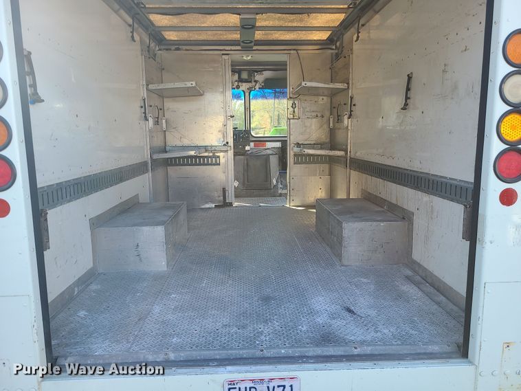 image for item LJ9379 2003 Workhorse P Series  delivery truck