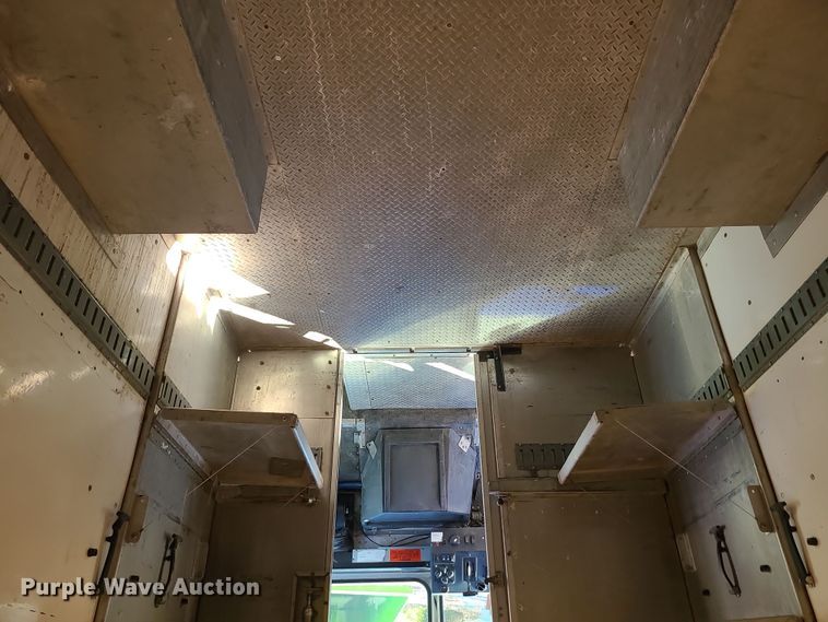 image for item LJ9379 2003 Workhorse P Series  delivery truck