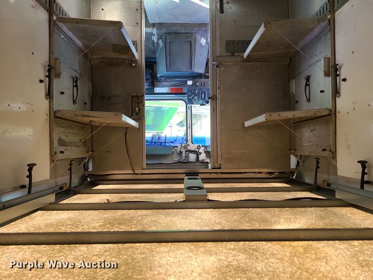 image for item LJ9379 2003 Workhorse P Series  delivery truck