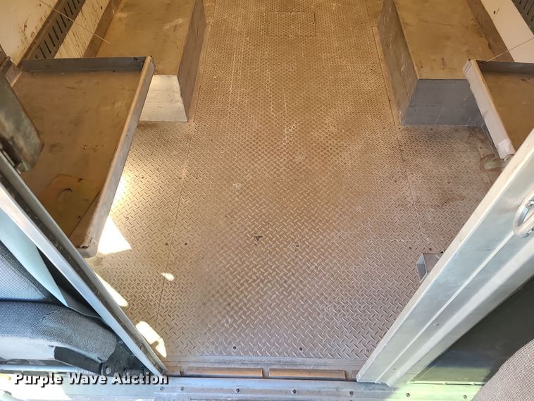 image for item LJ9379 2003 Workhorse P Series  delivery truck