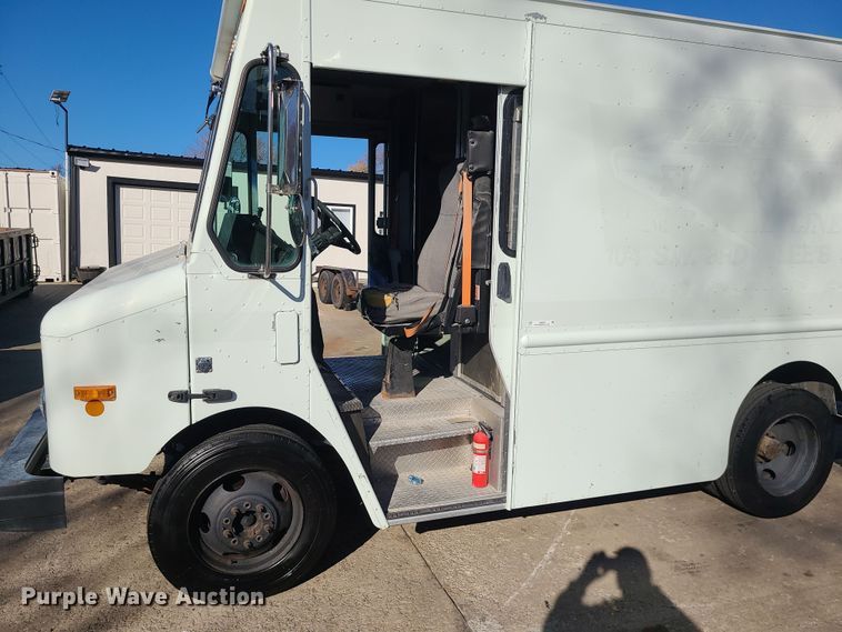 image for item LJ9379 2003 Workhorse P Series  delivery truck