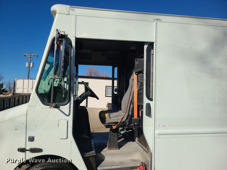 image for item LJ9379 2003 Workhorse P Series  delivery truck