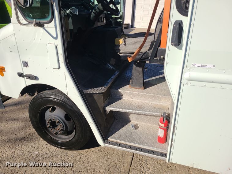 image for item LJ9379 2003 Workhorse P Series  delivery truck