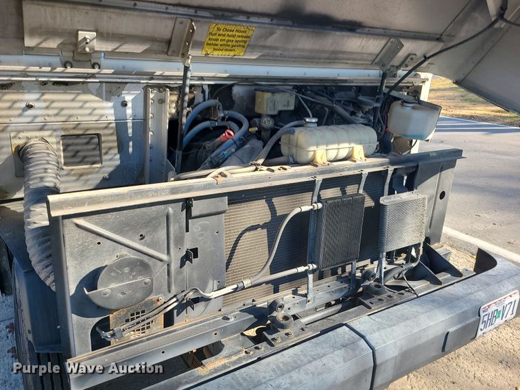 image for item LJ9379 2003 Workhorse P Series  delivery truck