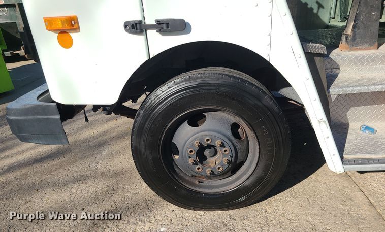 image for item LJ9379 2003 Workhorse P Series  delivery truck