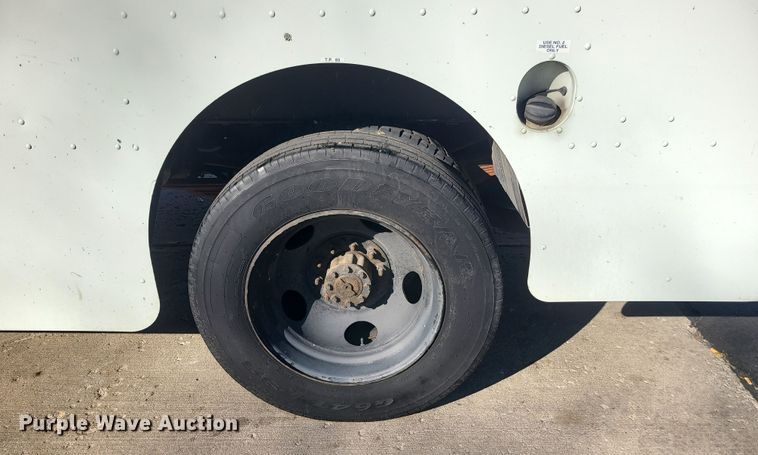 image for item LJ9379 2003 Workhorse P Series  delivery truck