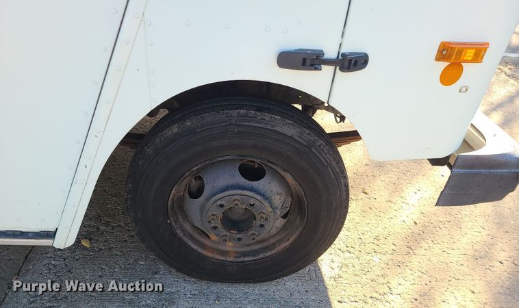 image for item LJ9379 2003 Workhorse P Series  delivery truck