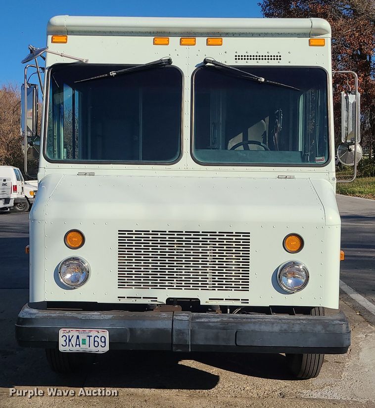 image for item LJ9380 2003 Workhorse P Series  delivery truck