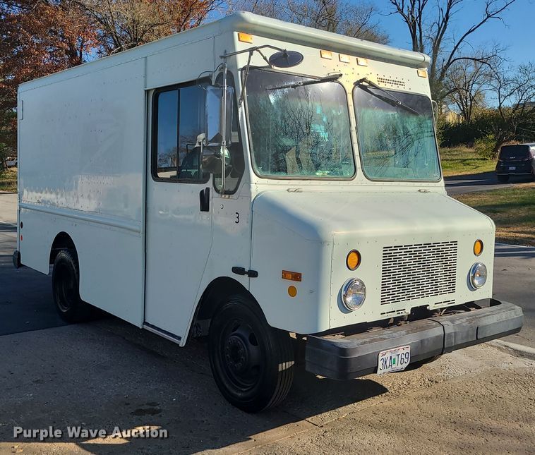 image for item LJ9380 2003 Workhorse P Series  delivery truck