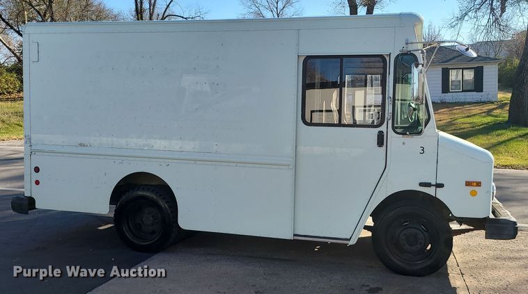 image for item LJ9380 2003 Workhorse P Series  delivery truck