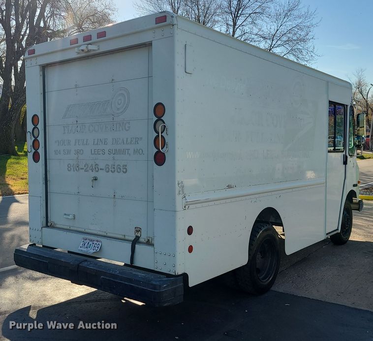 image for item LJ9380 2003 Workhorse P Series  delivery truck