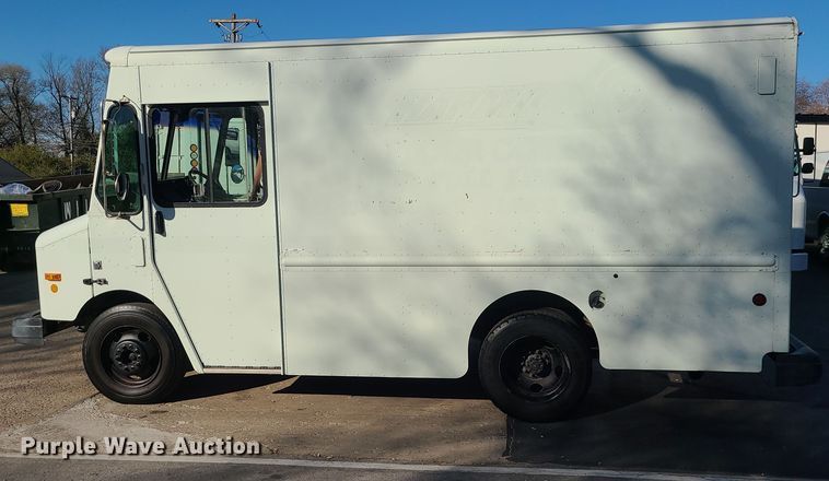 image for item LJ9380 2003 Workhorse P Series  delivery truck