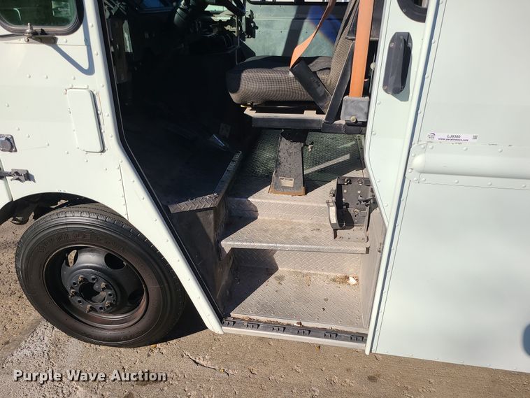 image for item LJ9380 2003 Workhorse P Series  delivery truck