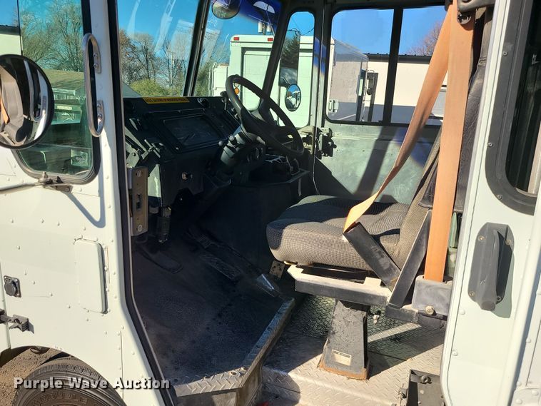 image for item LJ9380 2003 Workhorse P Series  delivery truck