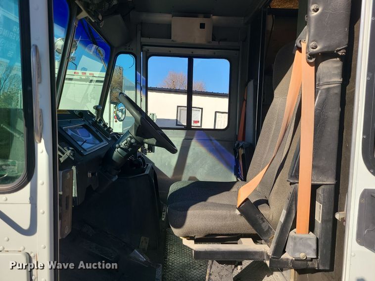 image for item LJ9380 2003 Workhorse P Series  delivery truck