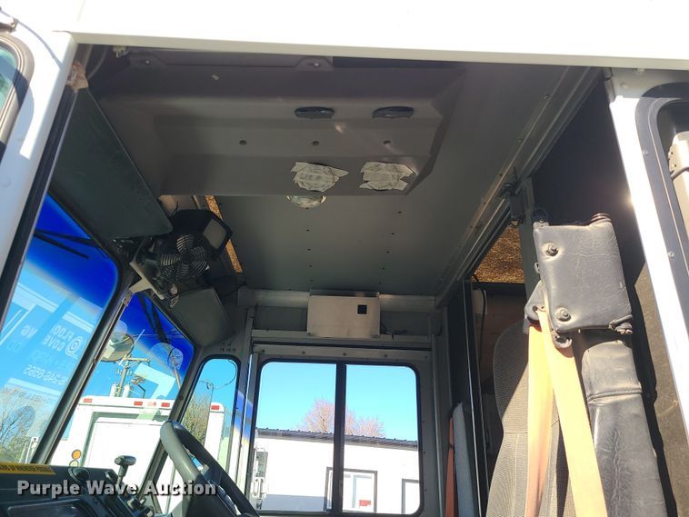 image for item LJ9380 2003 Workhorse P Series  delivery truck