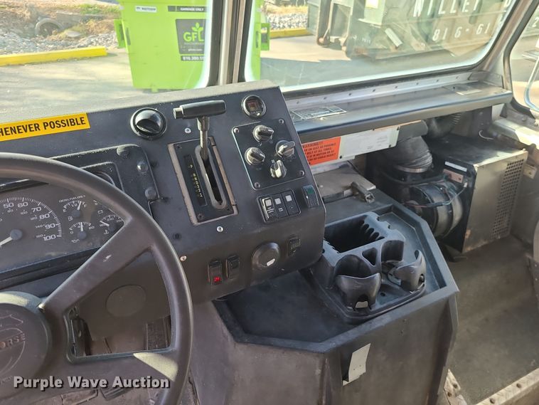 image for item LJ9380 2003 Workhorse P Series  delivery truck