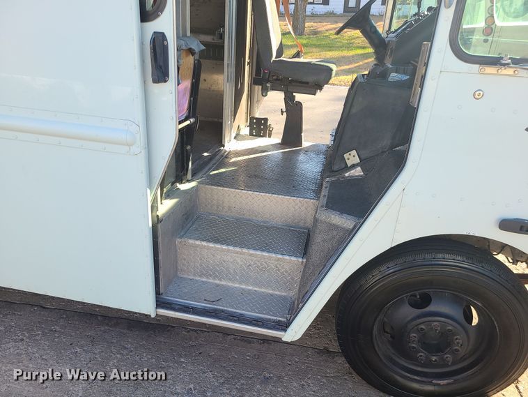 image for item LJ9380 2003 Workhorse P Series  delivery truck