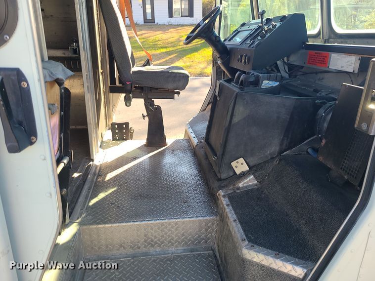 image for item LJ9380 2003 Workhorse P Series  delivery truck