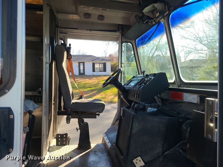 image for item LJ9380 2003 Workhorse P Series  delivery truck