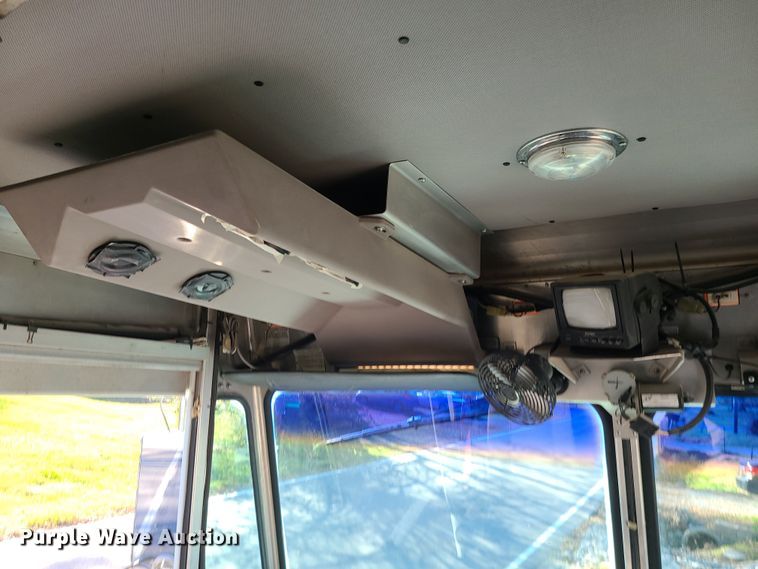 image for item LJ9380 2003 Workhorse P Series  delivery truck