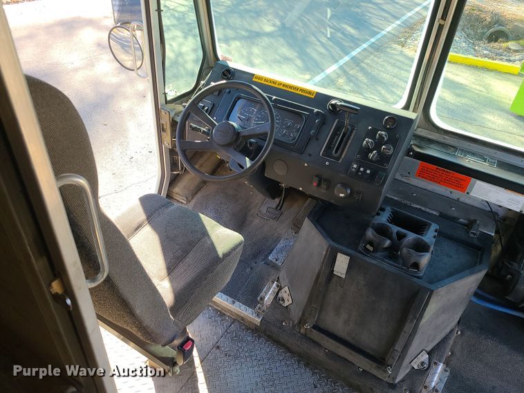 image for item LJ9380 2003 Workhorse P Series  delivery truck