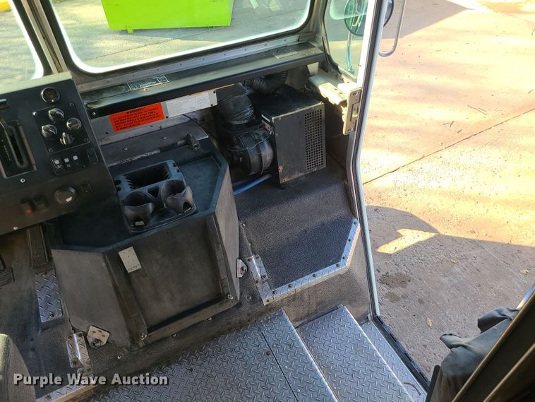 image for item LJ9380 2003 Workhorse P Series  delivery truck