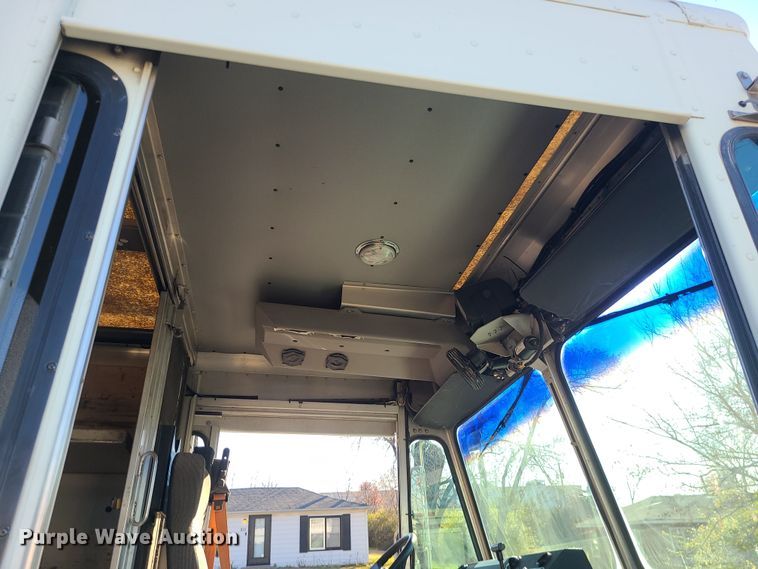 image for item LJ9380 2003 Workhorse P Series  delivery truck