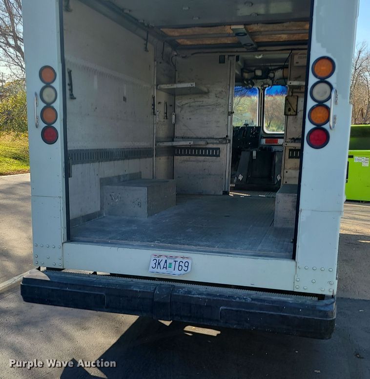 image for item LJ9380 2003 Workhorse P Series  delivery truck