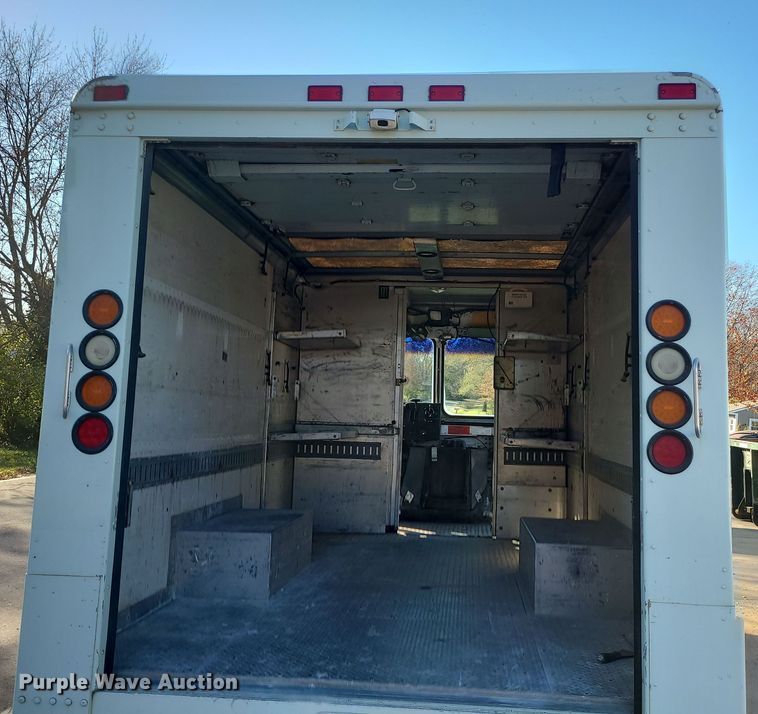 image for item LJ9380 2003 Workhorse P Series  delivery truck