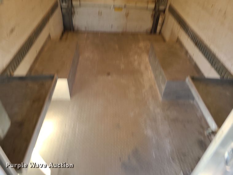 image for item LJ9380 2003 Workhorse P Series  delivery truck