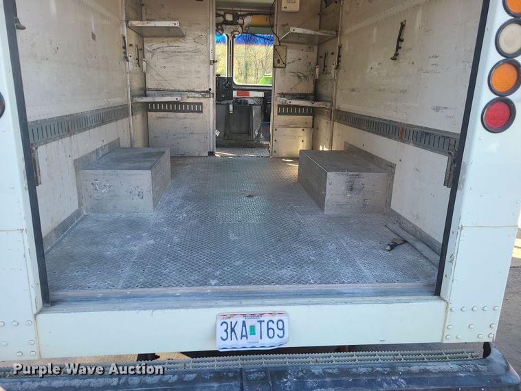 image for item LJ9380 2003 Workhorse P Series  delivery truck