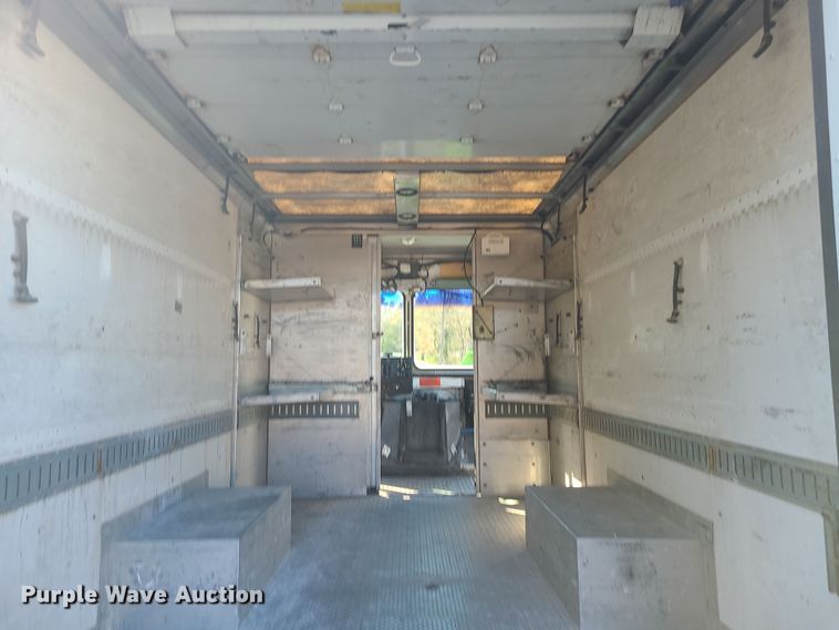 image for item LJ9380 2003 Workhorse P Series  delivery truck