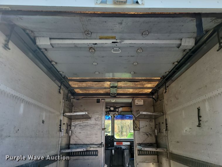 image for item LJ9380 2003 Workhorse P Series  delivery truck