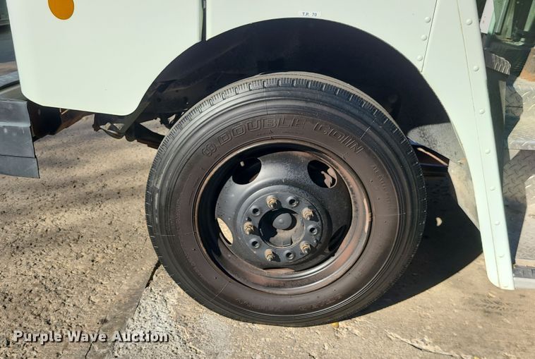 image for item LJ9380 2003 Workhorse P Series  delivery truck