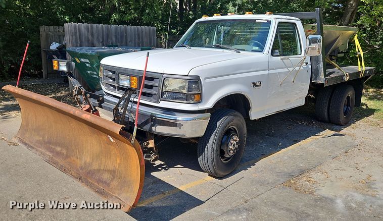 image for item LM9156 1995 Ford F350  flatbed pickup truck