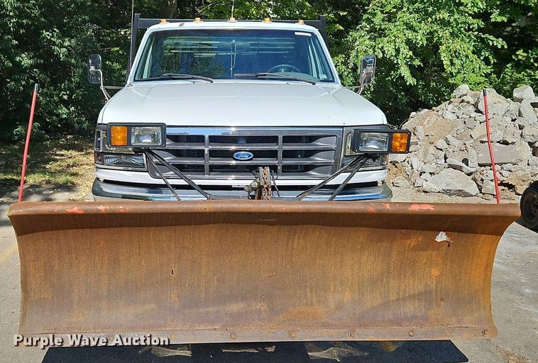 image for item LM9156 1995 Ford F350  flatbed pickup truck