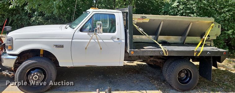 image for item LM9156 1995 Ford F350  flatbed pickup truck