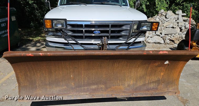 image for item LM9156 1995 Ford F350  flatbed pickup truck