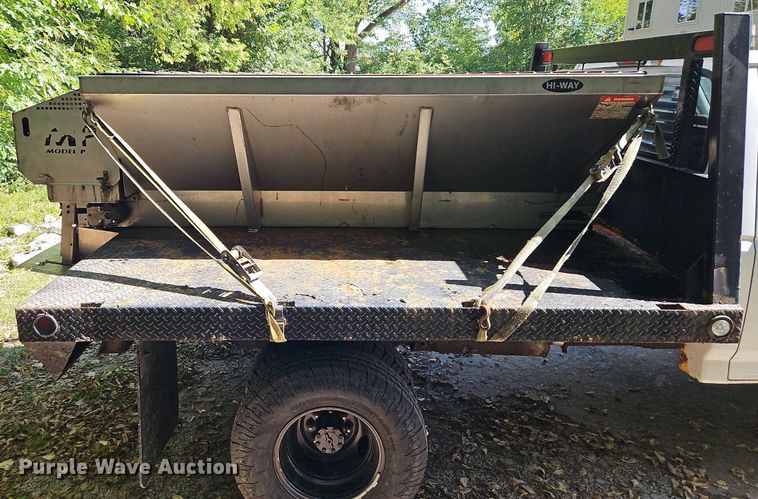 image for item LM9156 1995 Ford F350  flatbed pickup truck