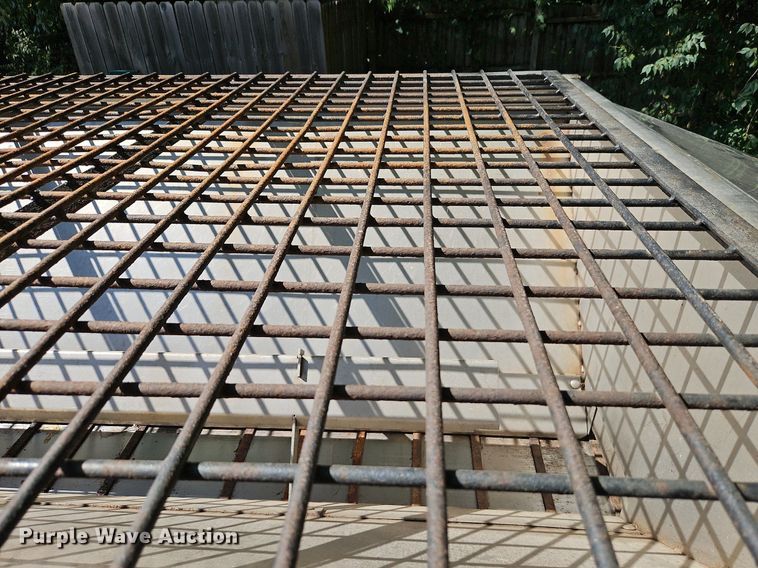 image for item LM9156 1995 Ford F350  flatbed pickup truck