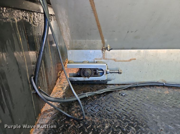 image for item LM9156 1995 Ford F350  flatbed pickup truck