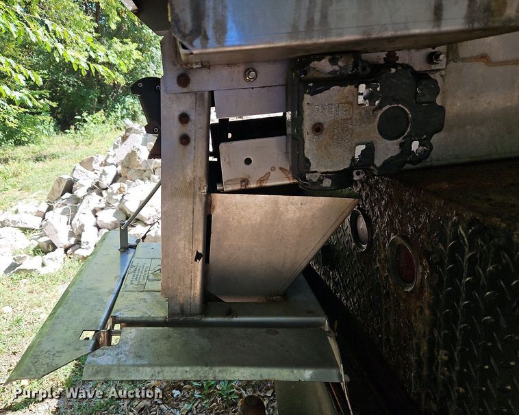 image for item LM9156 1995 Ford F350  flatbed pickup truck