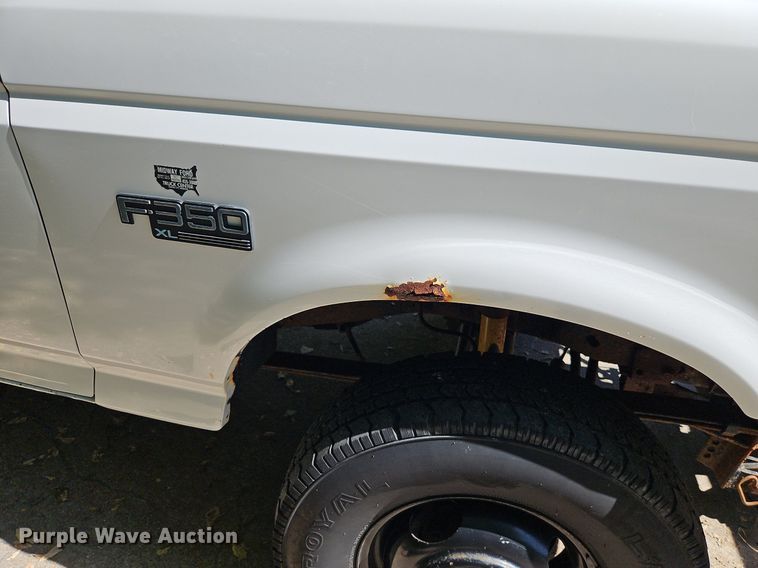 image for item LM9156 1995 Ford F350  flatbed pickup truck