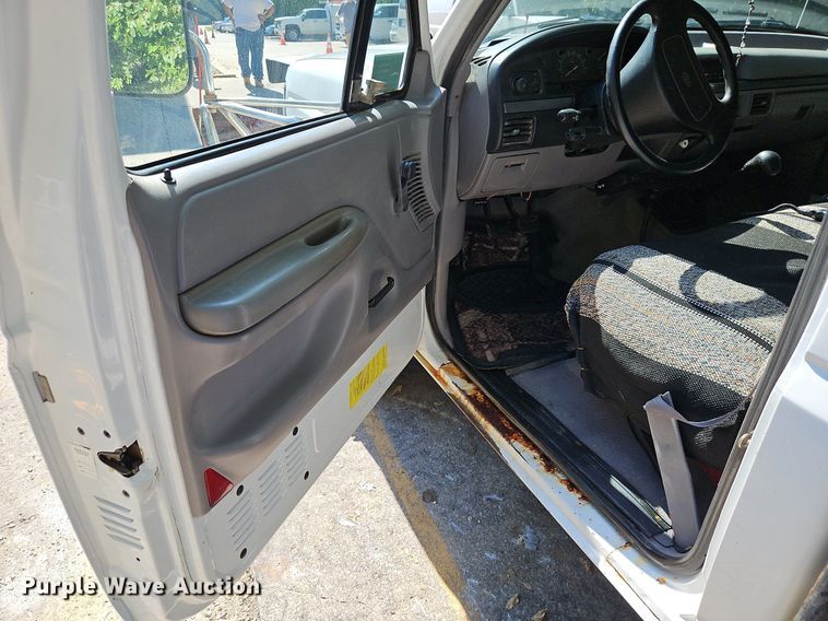 image for item LM9156 1995 Ford F350  flatbed pickup truck