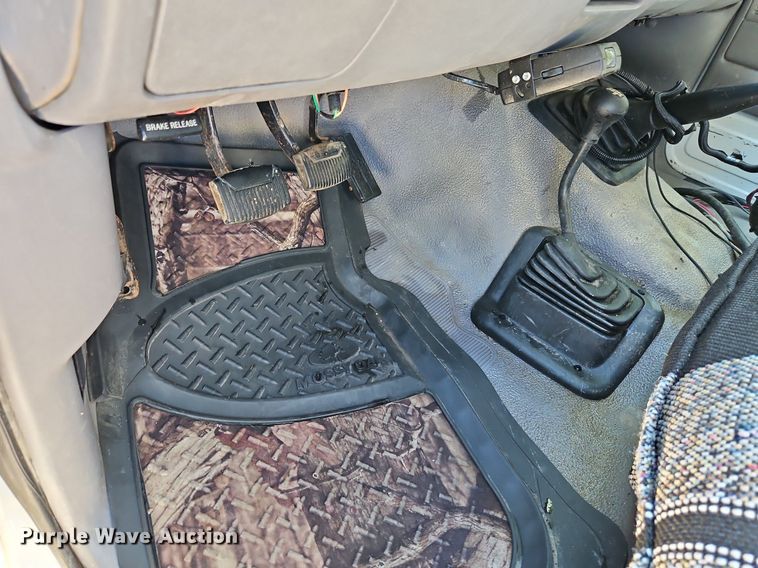 image for item LM9156 1995 Ford F350  flatbed pickup truck