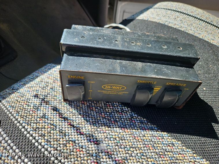 image for item LM9156 1995 Ford F350  flatbed pickup truck