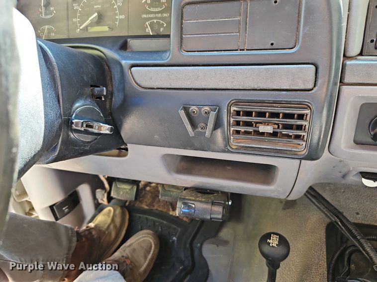 image for item LM9156 1995 Ford F350  flatbed pickup truck