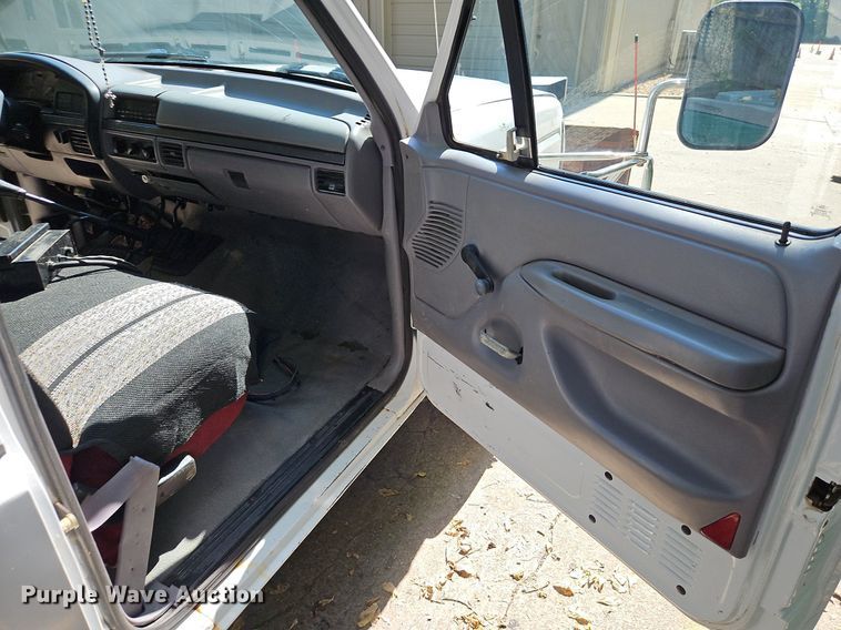 image for item LM9156 1995 Ford F350  flatbed pickup truck